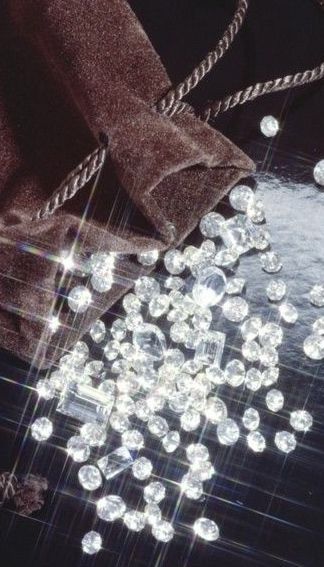 RADIANT ALLURE: NATURAL DIAMONDS vs. LAB GROWN DIAMONDS